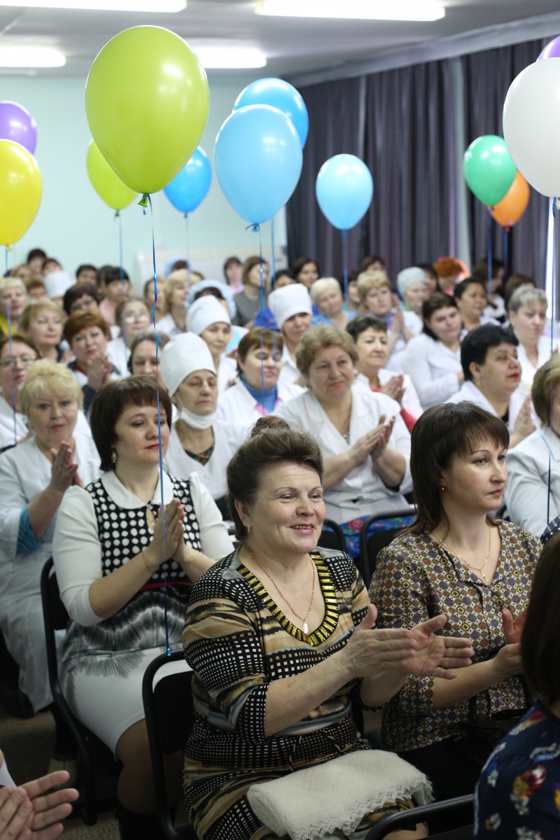 В больнице имени Пирогова поздравили сотрудниц с весенним праздником